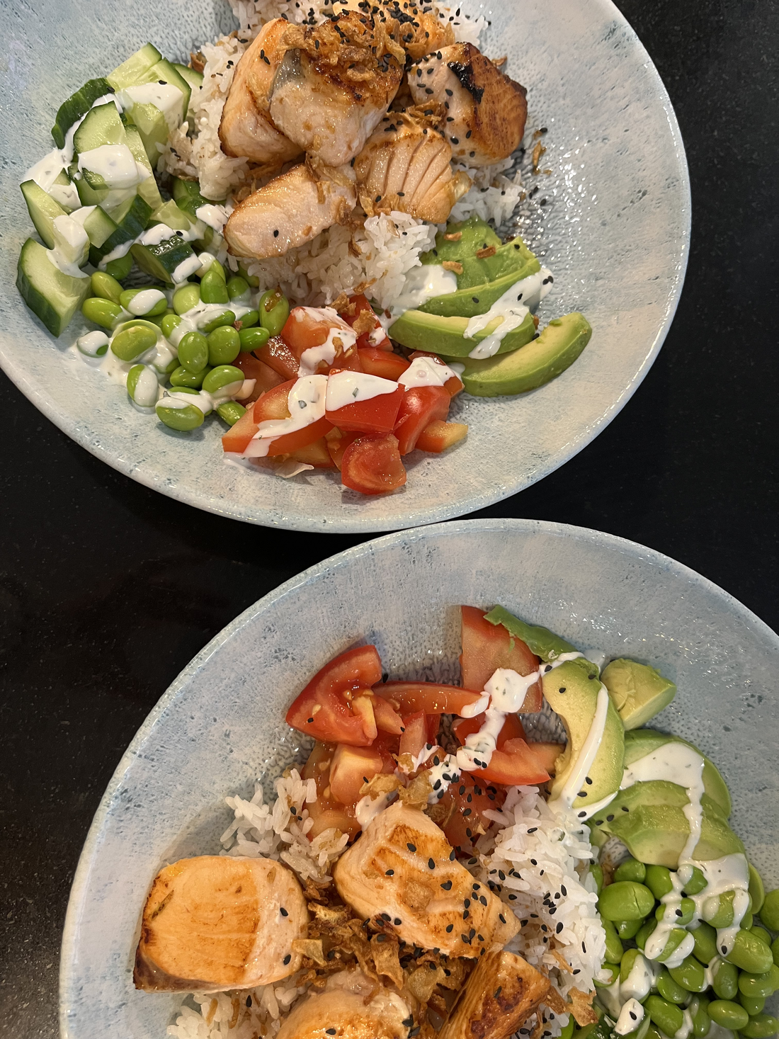 Frische Poke Bowls mit Lachs und Avocado